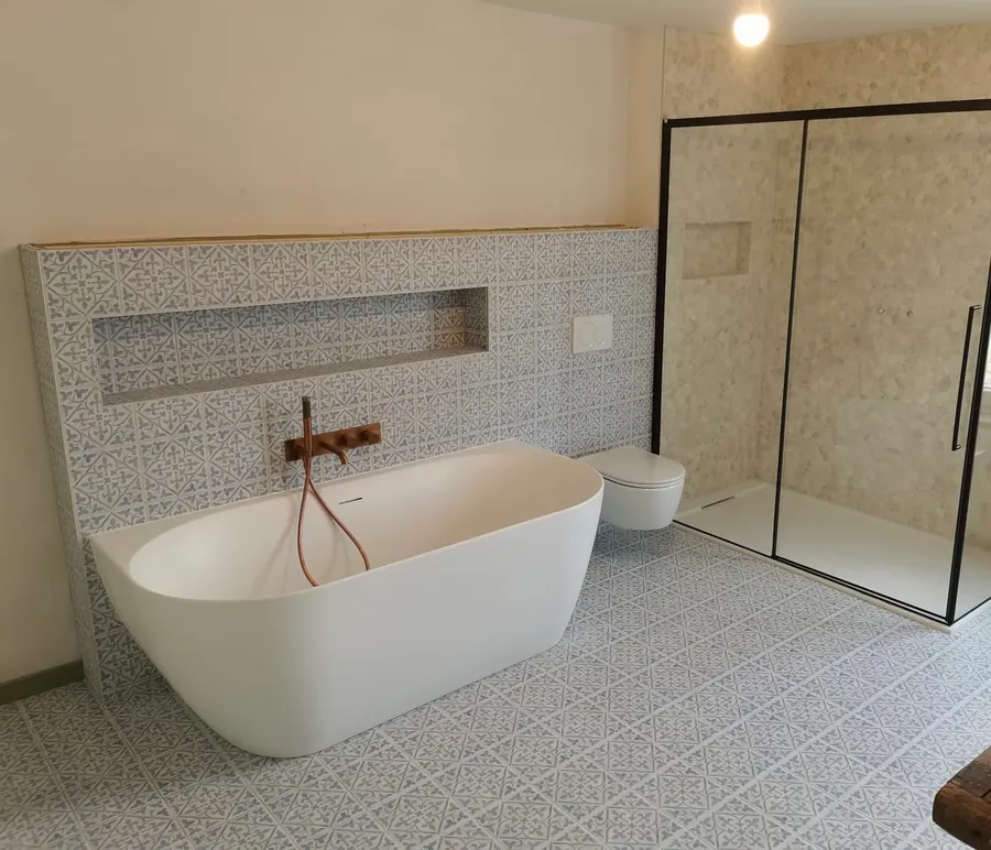 Badkamer met inloopdouche en ingewerkte nis