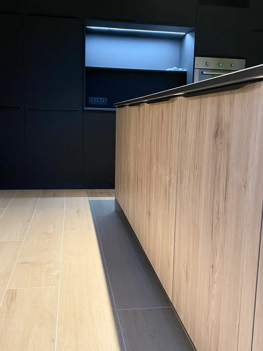 Zwarte keuken met houten accenten