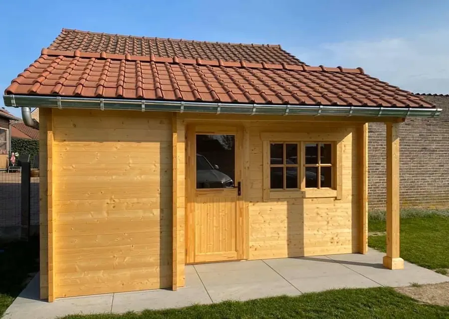 Tuinhuis geplaatst op megategels