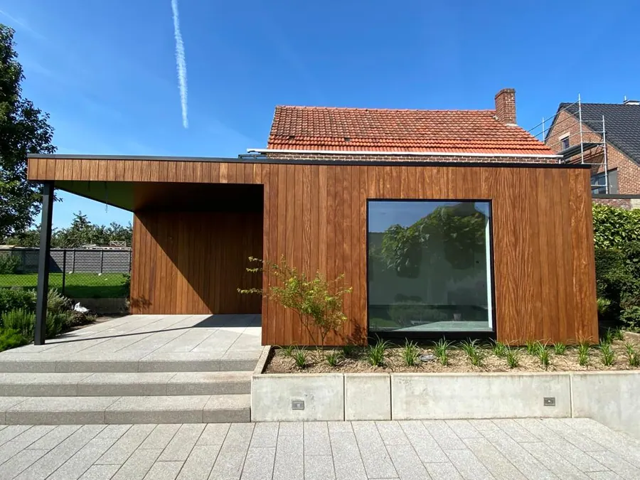 Overdekte tuinkamer aansluitend op het terras